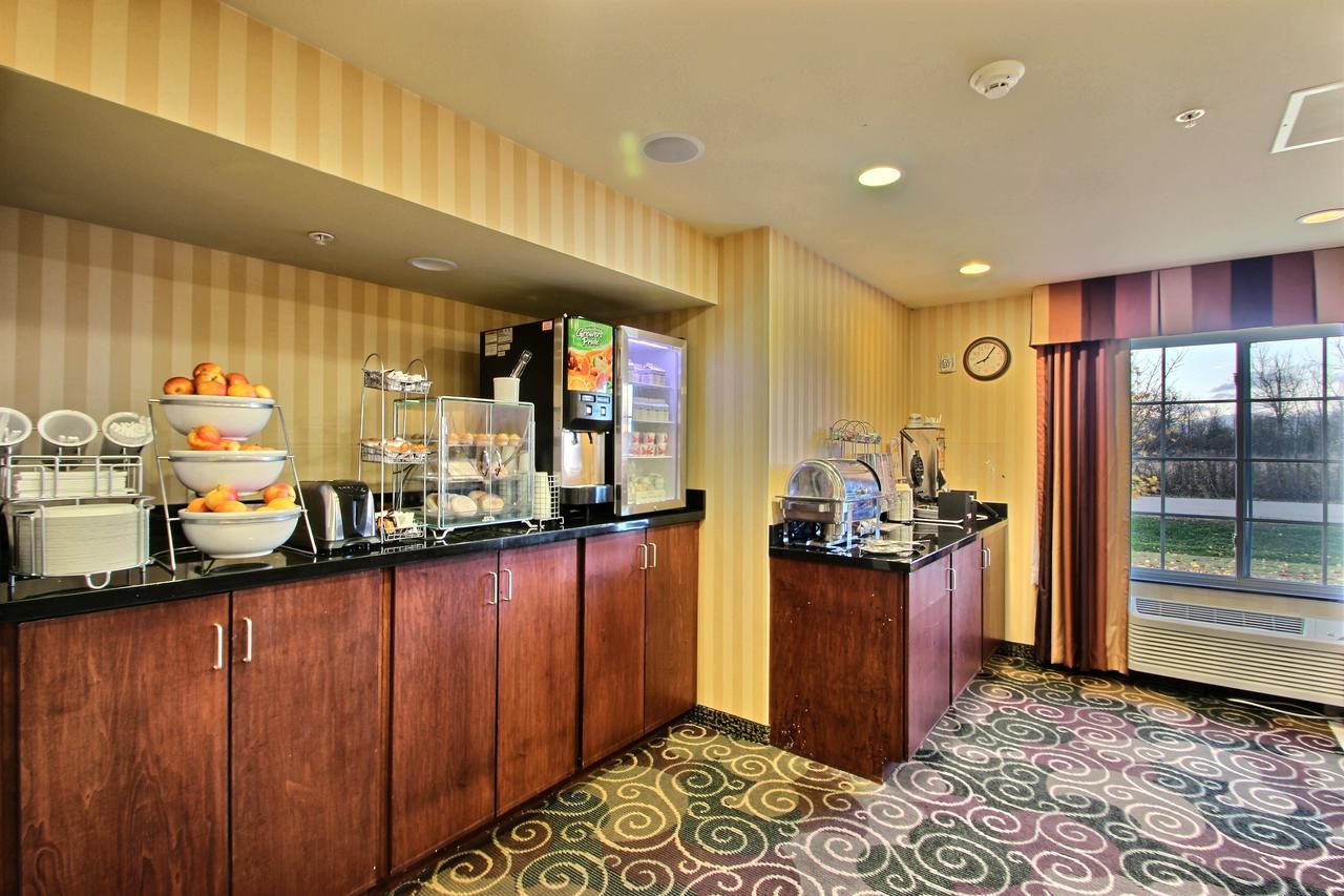 Boarders Inn & Suites By Cobblestone Hotels - Oshkosh Ngoại thất bức ảnh