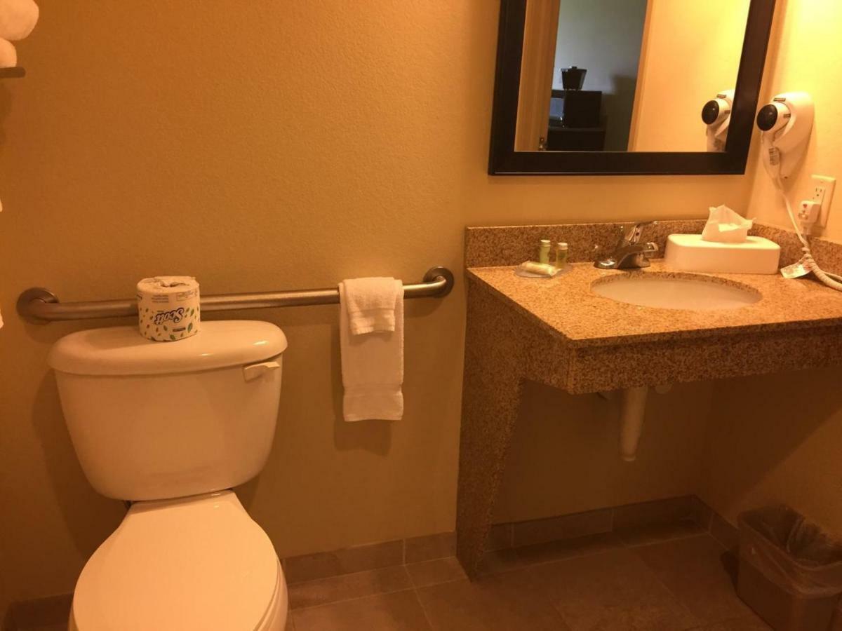 Boarders Inn & Suites By Cobblestone Hotels - Oshkosh Ngoại thất bức ảnh